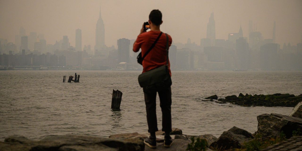 <span class="entry-title-primary">Fumaça traz paisagem distópica e ar sujo recorde em Nova York</span> <h2 class="entry-subtitle">Fumaça gerada pelos incêndios no Canadá cobrem o céu de Nova York,  polui os cartões postais da cidade e sujam o ar </h2>
