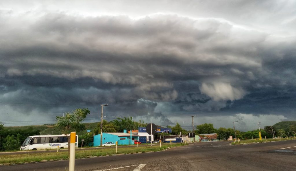 Veja onde mais deve ter chuva neste começo de semana