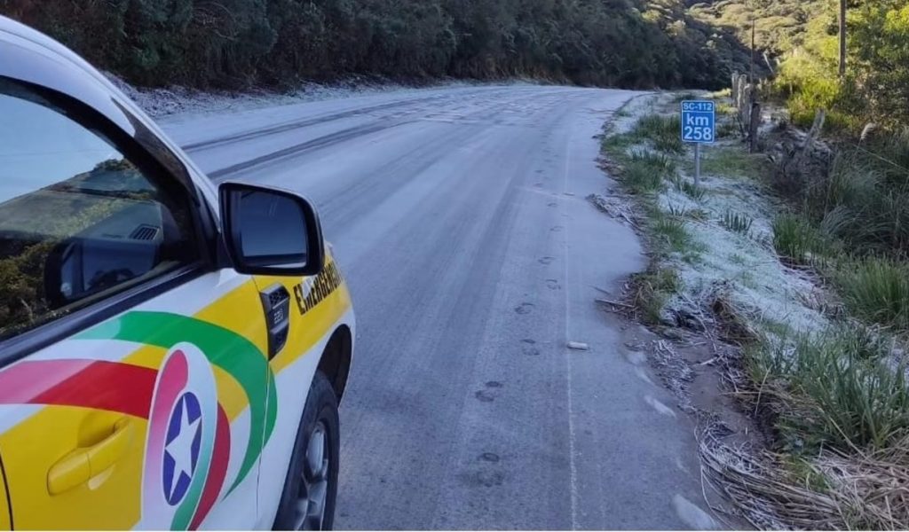 Frio de 7ºC negativos congela estrada em Santa Catarina