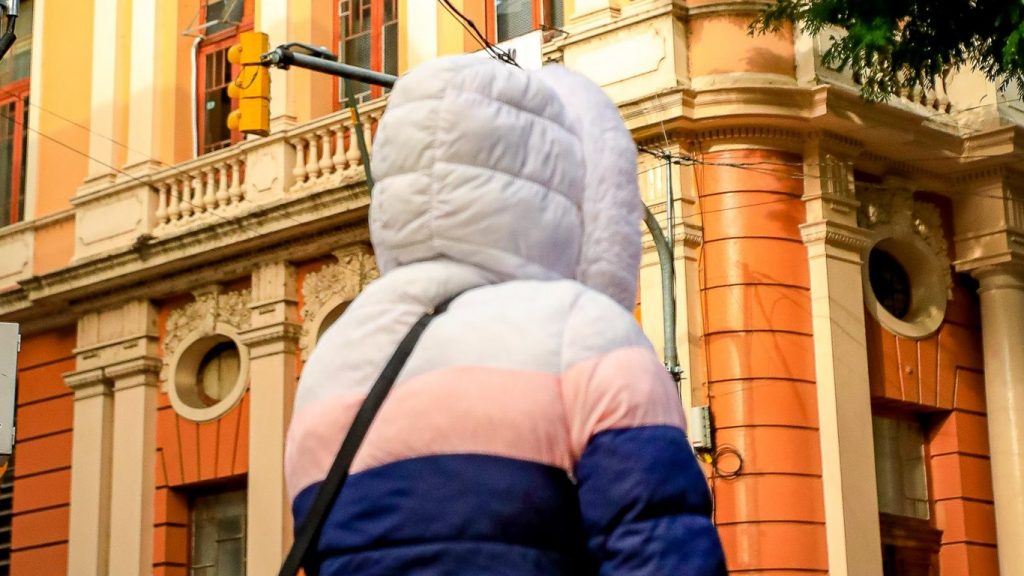 Brusca mudança de temperatura traz de volta o frio de inverno hoje