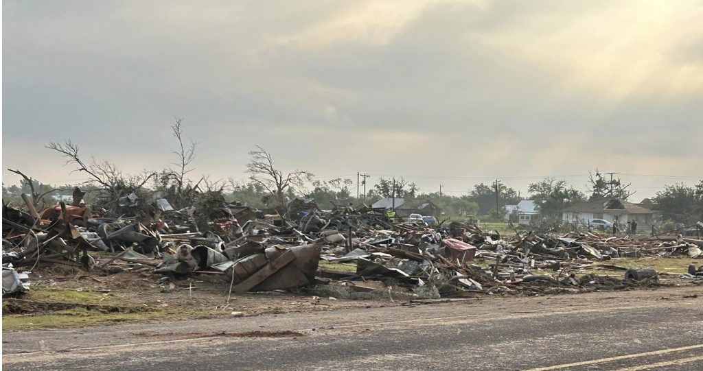 Tornado intenso deixa quatro mortos e arrasa pequena cidade do Texas
