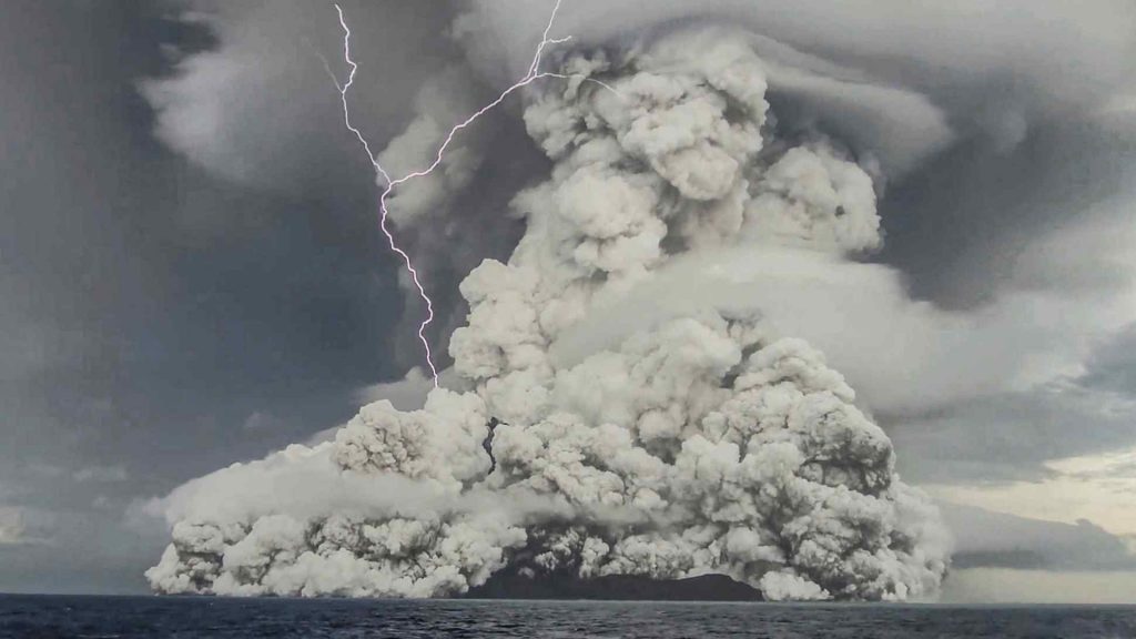 Erupção cataclísmica de Tonga quebrou todos recordes de raios já vistos