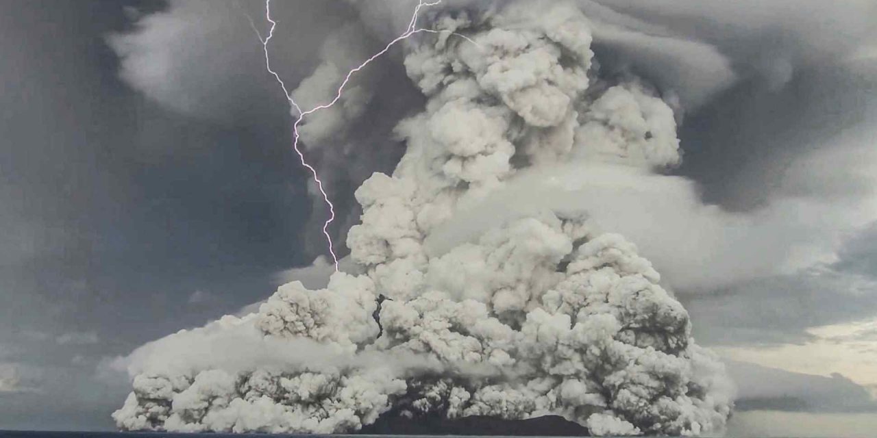 <span class="entry-title-primary">Erupção cataclísmica de Tonga quebrou todos recordes de raios já vistos</span> <h2 class="entry-subtitle">Novo estudo que acaba de ser publicado mostra como a erupção de Tonga gerou quantidade de raios sem precedentes </h2>