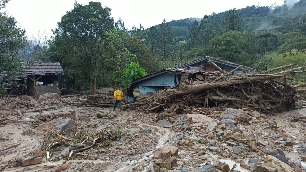 Pequeno lago em morro rompe com a chuva em Santa Catarina