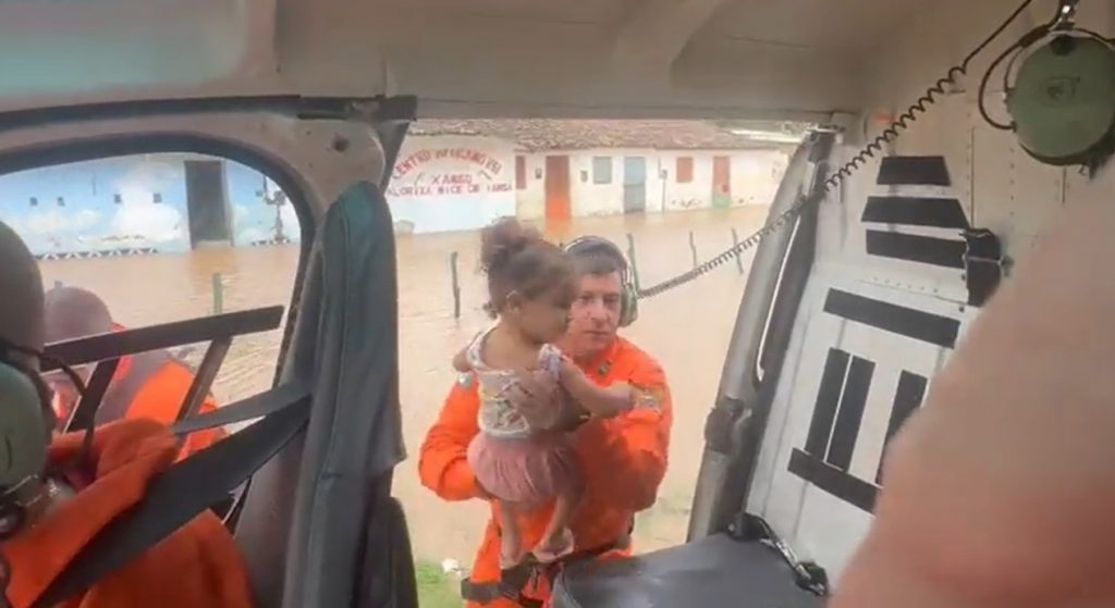 Chuva provoca emergência e atinge milhares em Alagoas