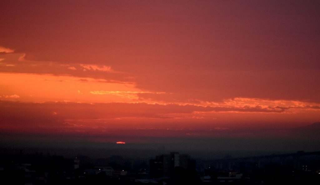 Calor de quase 32ºC precede virada do tempo e chuva intensa