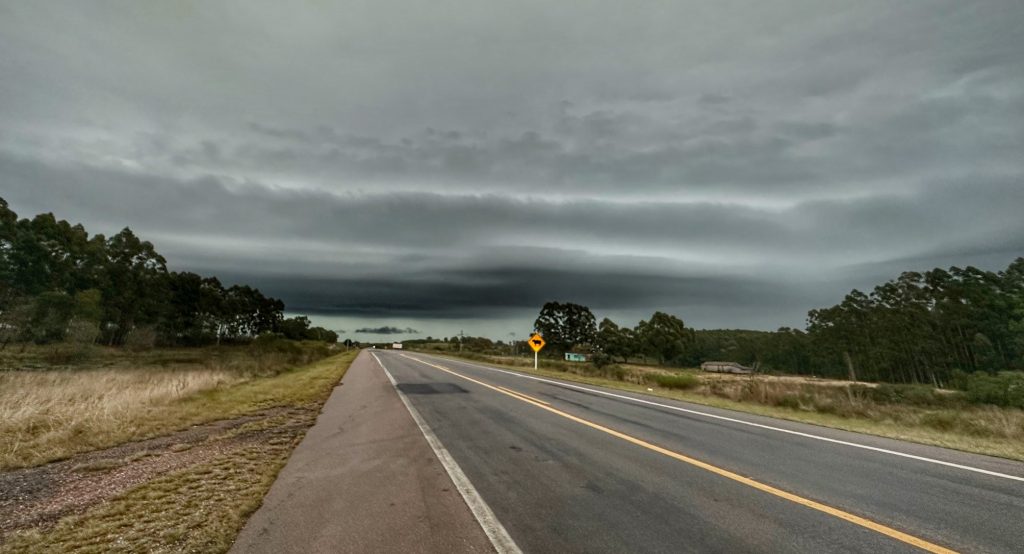 Chuva avança com raios antes de três dias muito quentes para julho