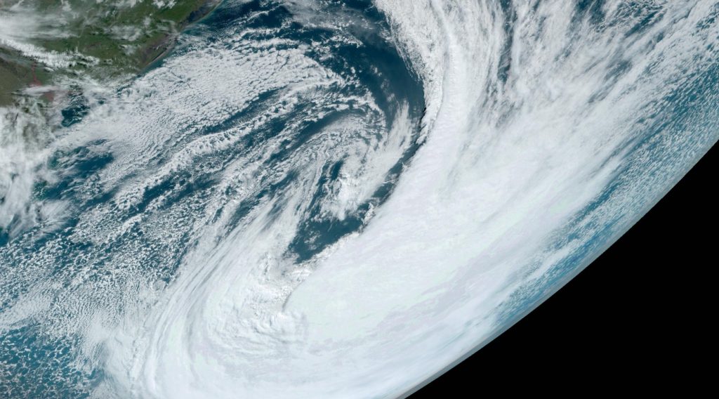 Gigante espiral de nuvens no Atlântico é ciclone que se formou no Uruguai