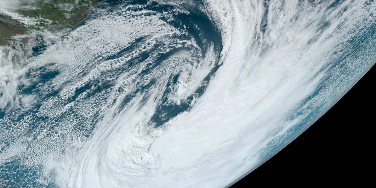 <span class="entry-title-primary">Gigante espiral de nuvens no Atlântico é ciclone que se formou no Uruguai</span> <h2 class="entry-subtitle">Ciclone extratropical que se formou ontem na costa uruguaia ganhou muita força nas últimas horas enquanto se distancia do continente</h2>