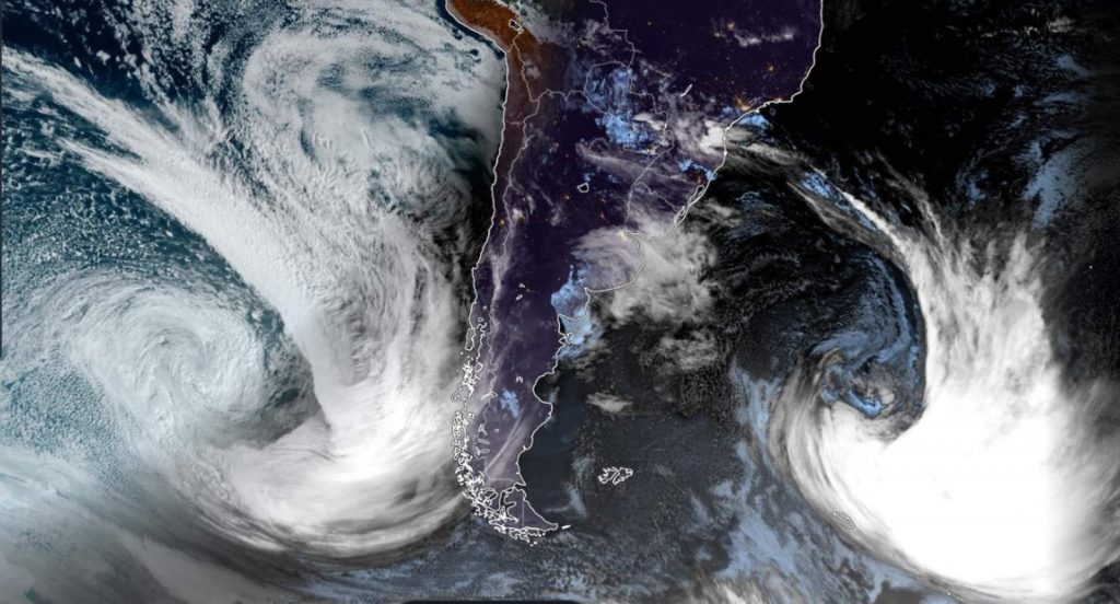 Dois enormes e intensos ciclones junto ao Sul da América do Sul