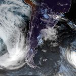 Dois enormes e intensos ciclones junto ao Sul da América do Sul