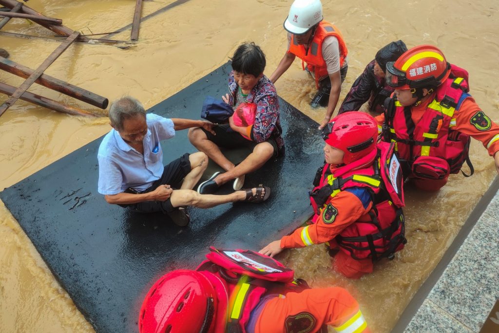 Tufão causa dilúvio na China e coloca Pequim em alerta