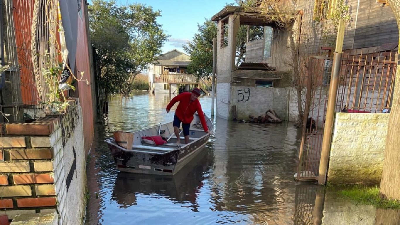 <span class="entry-title-primary">Semana começa com enchentes na Grande Porto Alegre e no Oeste</span> <h2 class="entry-subtitle">Rio dos Sinos e Uruguai estão em situação de cheia. São Borja e Campo Bom tinham alagamentos pela subida das águas neste domingo.</h2>