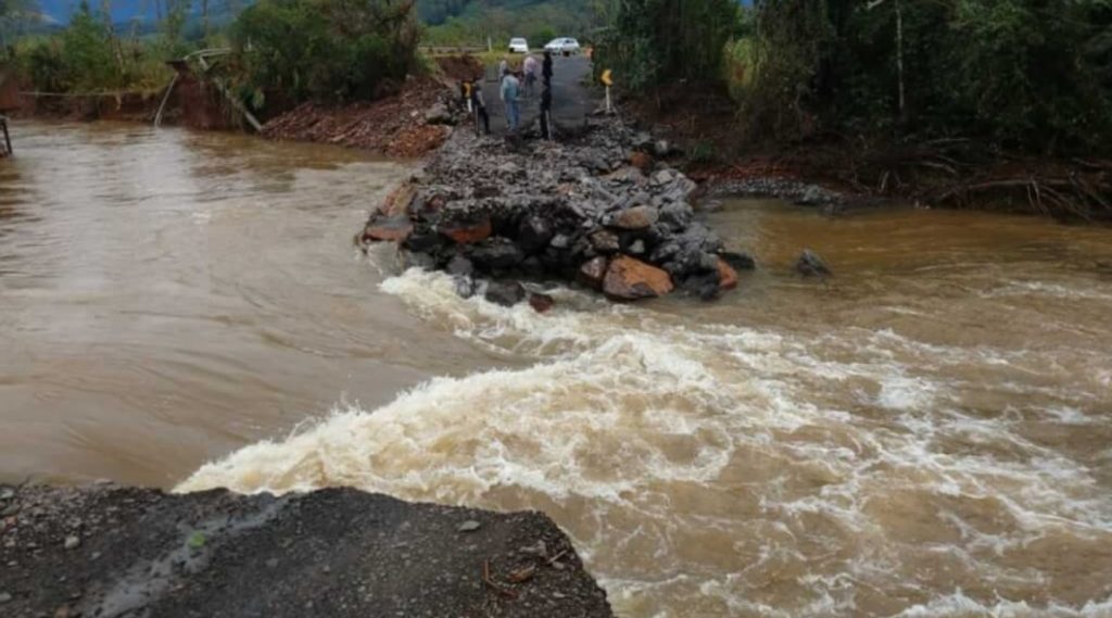 Chuva acima de 100 mm bloqueia estradas no Litoral Norte gaúcho