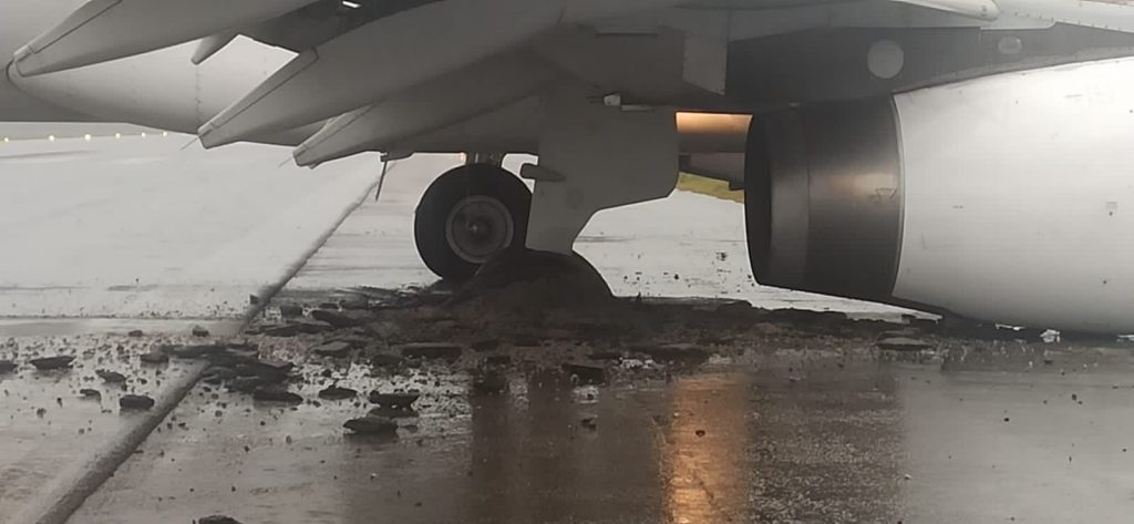 Avião derrapa durante pouso sob chuva forte em Florianópolis