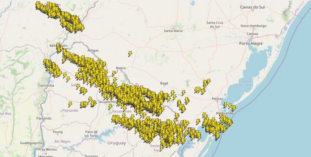 Frente quente se organiza com risco de chuva forte e temporais