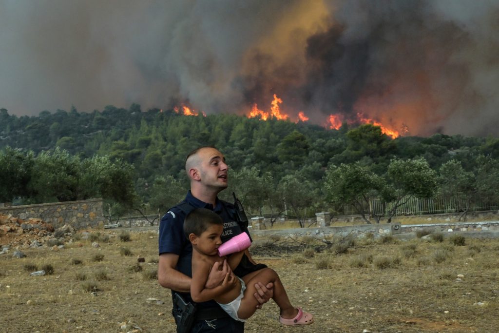 Grécia arde sob calor de até 45ºC – Veja as impressionantes fotos