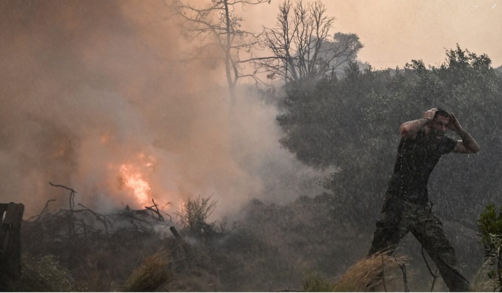 Grécia luta para apagar incêndios antes da volta do vento forte