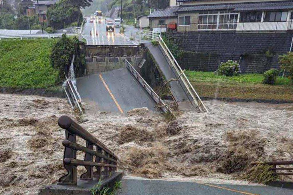 Chuva castiga o Japão e 300 mil recebem ordem para sair de casa