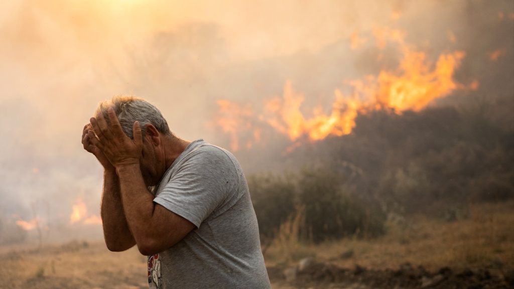 Países do Mediterrâneo enfrentam mortal onda de calor e fogo