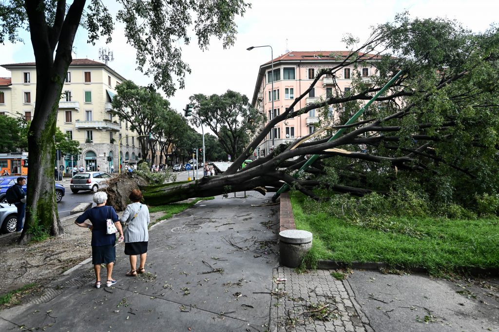 Tempestade espalha destruição em Milão: um dos piores dias em décadas
