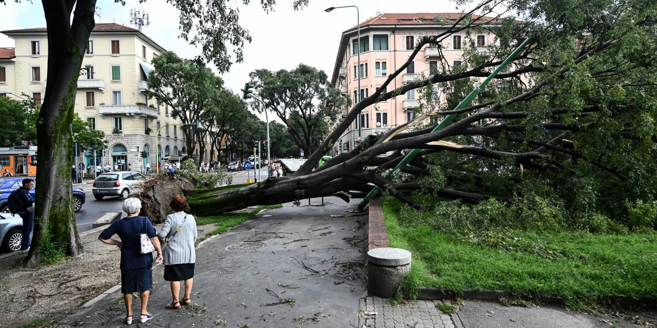 <span class="entry-title-primary">Tempestade espalha destruição em Milão: um dos piores dias em décadas</span> <h2 class="entry-subtitle">Violentas tempestades atingem o Norte da Itália. Governo italiano descreve esta terça como um dos piores dias em décadas com fogo, calor extremo e tempestades</h2>