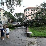 Tempestade espalha destruição em Milão: um dos piores dias em décadas