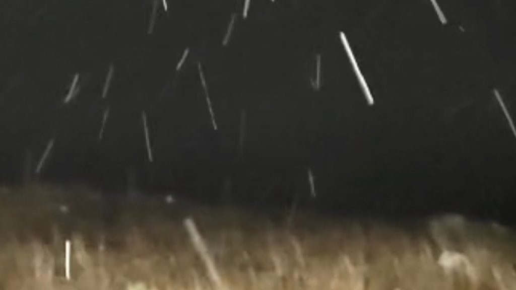 Neve marca o começo da sexta-feira após vento de 150 km/h do ciclone