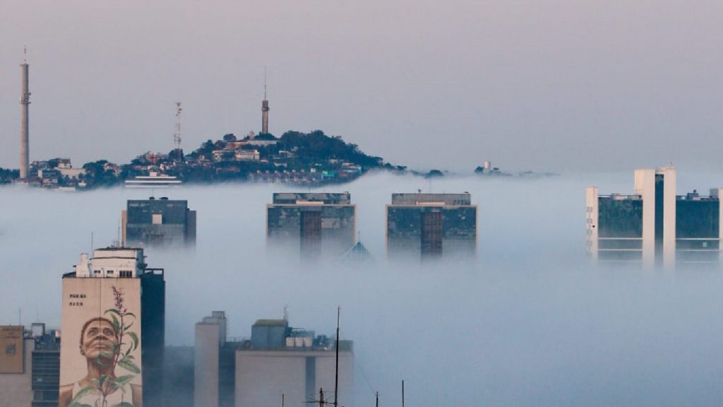 Porto Alegre entre as nuvens: veja as imagens e entenda o fenômeno