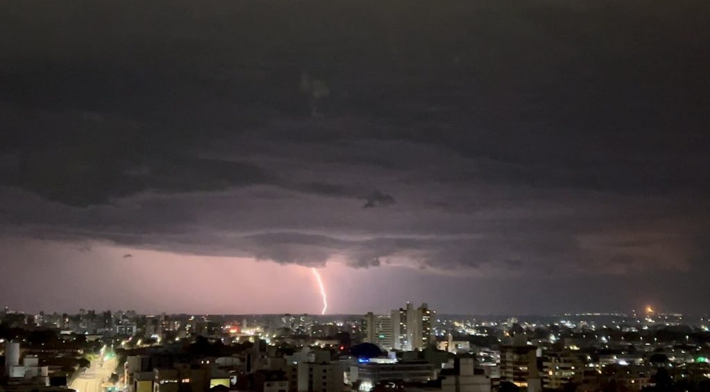 Temporal de chuva forte, granizo e muitos raios na chegada do ar quente