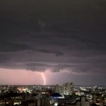 Temporal de chuva forte, granizo e muitos raios na chegada do ar quente
