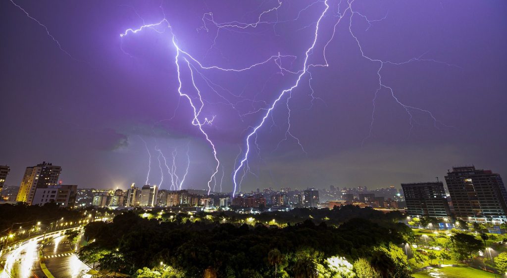 Fotógrafo faz incrível registro do temporal de raios que atingiu Porto Alegre