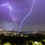 Fotógrafo faz incrível registro do temporal de raios que atingiu Porto Alegre