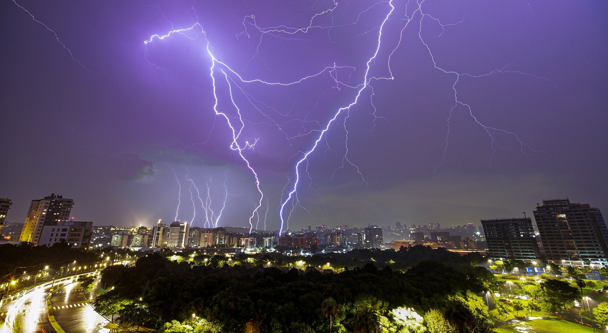 <span class="entry-title-primary">Fotógrafo faz incrível registro do temporal de raios que atingiu Porto Alegre</span> <h2 class="entry-subtitle">Tempestade de curta duração com muitos raios atingiu a capital gaúcha no final da quinta-feira no ingresso de ar mais quente</h2>