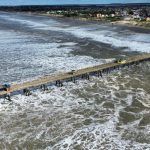 Imagens aéreas mostram ressaca do mar na costa após o ciclone