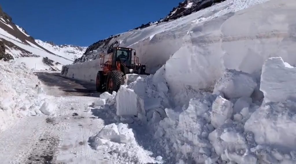 Neve de até cinco metros bloqueia caminhoneiros brasileiros nos Andes