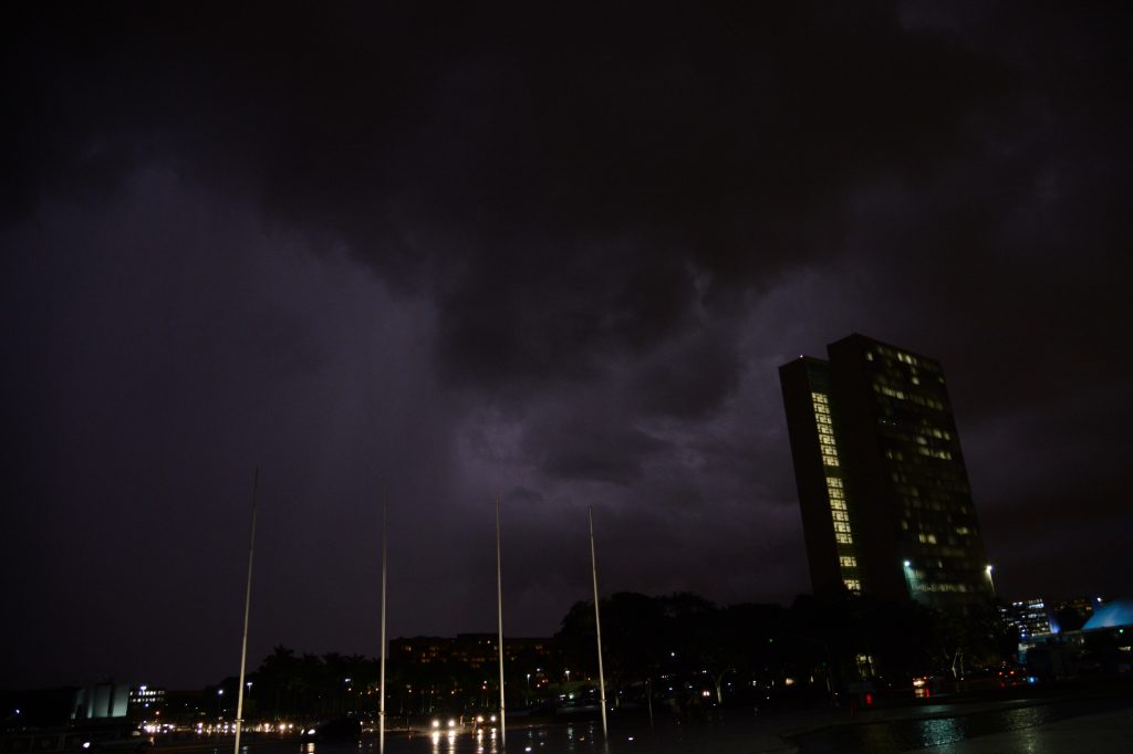 Chuva terá distribuição atípica no Brasil nesta virada de mês