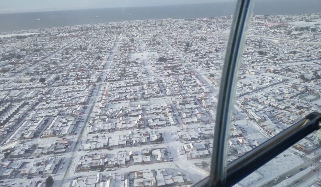 Imagens aéreas mostram maior cidade do Sul do Chile tomada pela neve