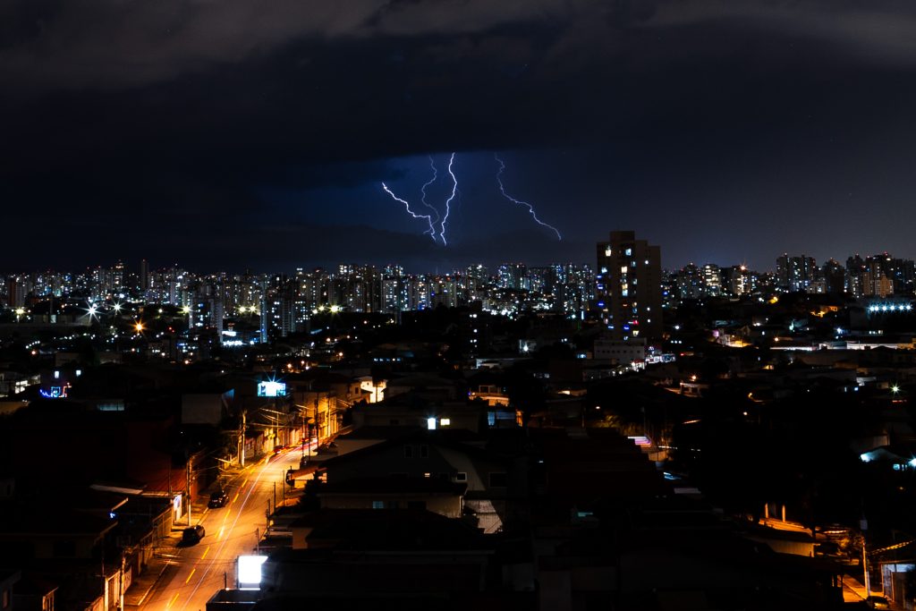 Chuva forte causa alagamentos em São Paulo; previsão é de mais chuva