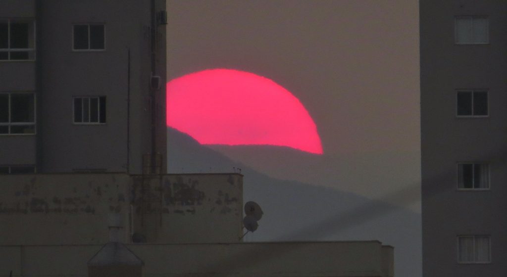 Fumaça de queimadas na Serra muda aspecto do céu na costa gaúcha
