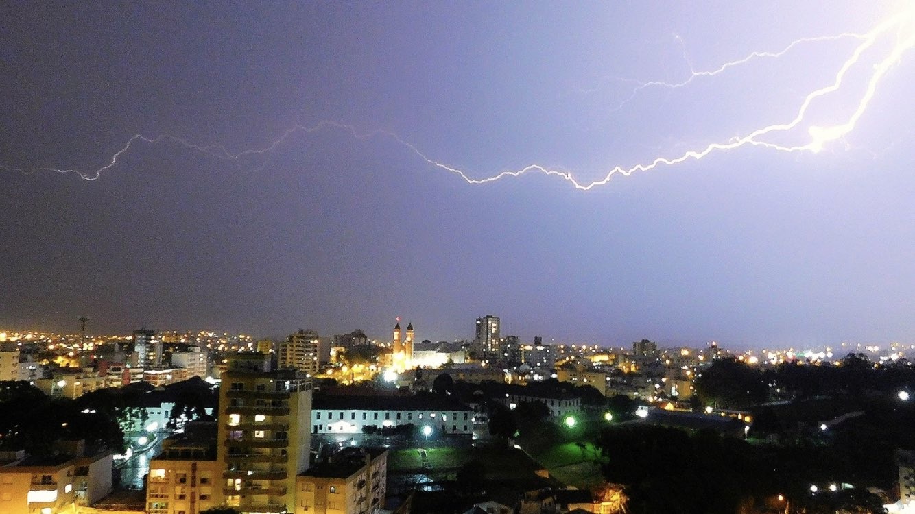 Previsão para hoje é de chuva forte, trovoadas e temperatura de