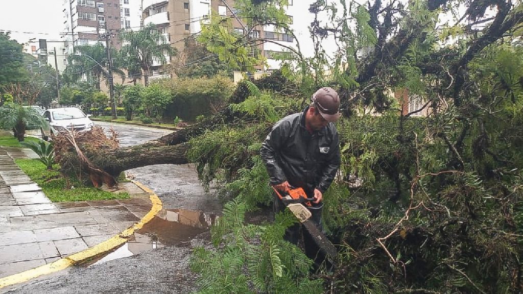 Sexta começa com chuva, raios, granizo e perigo de violentos vendavais