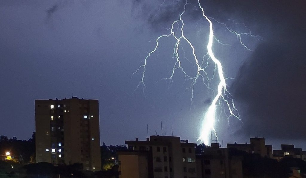Setembro começa com chuva extrema, onda de tempestades e enchentes