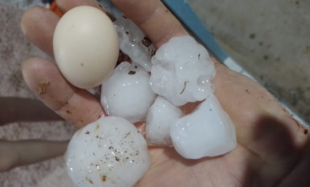 Granizo do tamanho de ovos causa estragos no RS e em SC