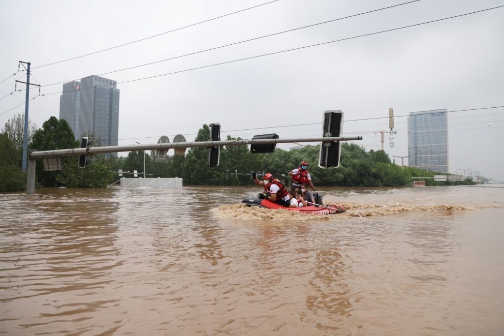 China tem falta de luz e água em cidades inundadas; veja fotos