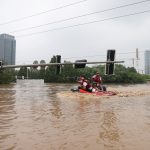 China tem falta de luz e água em cidades inundadas; veja fotos