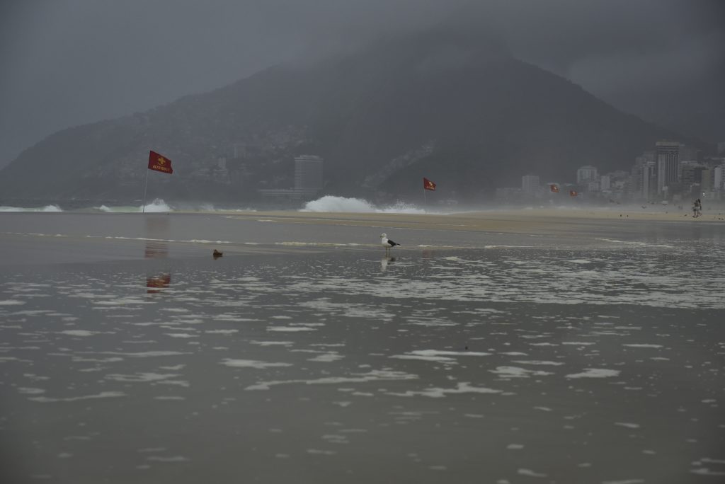 Aviso de chuva volumosa no litoral de São Paulo e no Rio de Janeiro