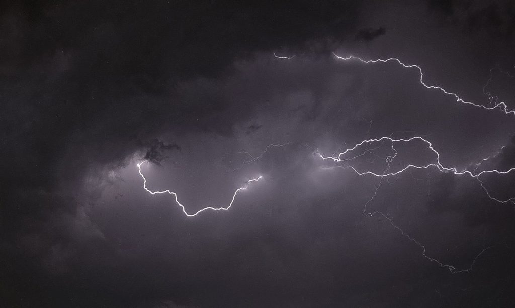 Frente fria trará nova rodada de chuva e temporais isolados