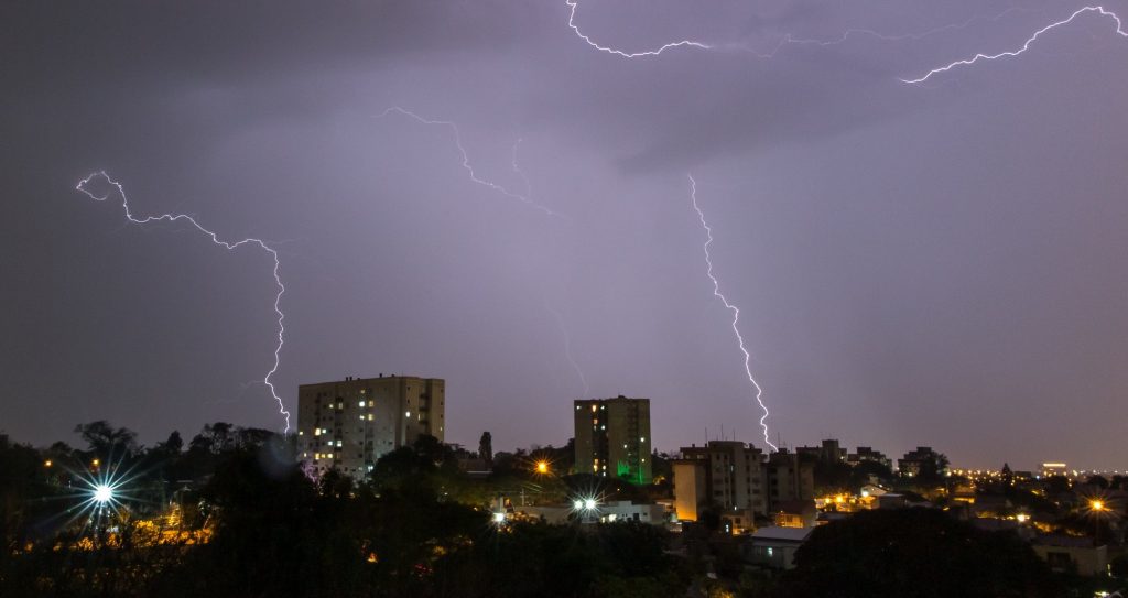 Segunda metade da semana terá calorão, chuva e risco de temporais
