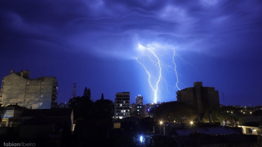 Frente fria muda o tempo nesta sexta com chuva e risco de temporais